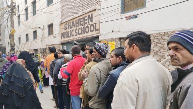 दिल्ली के शाहीनबाग में मतदान को लेकर उत्सुकता, पोलिंग बूथ पर दिखी लंबी कतारें