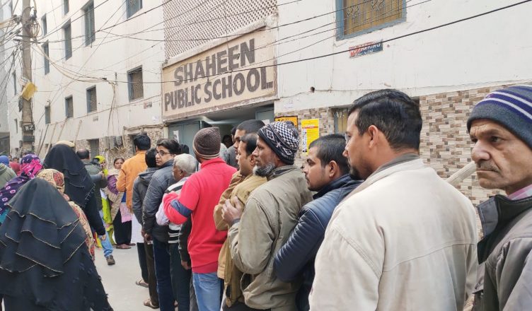 दिल्ली के शाहीनबाग में मतदान को लेकर उत्सुकता, पोलिंग बूथ पर दिखी लंबी कतारें