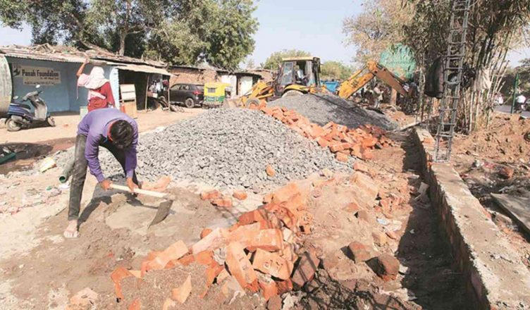 गुजरात: डोनाल्ड ट्रंप के रूट पर आ रही थी झुग्गी बस्ती, अहमदाबाद नगर निगम बना रहा दीवार