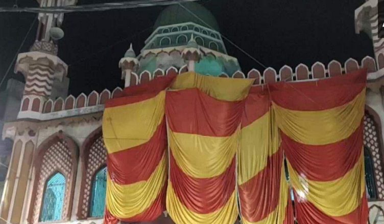 अलीगढ़: होली के लिए तिरपाल से ढकी गई मस्जिद, ड्रोन से नजर रख रही है पुलिस
