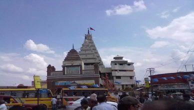 पटना: महावीर मंदिर में श्रद्धालुओं को दी जा रही है कोरोना के इलाज के लिए जड़ी-बूटी की डिबिया
