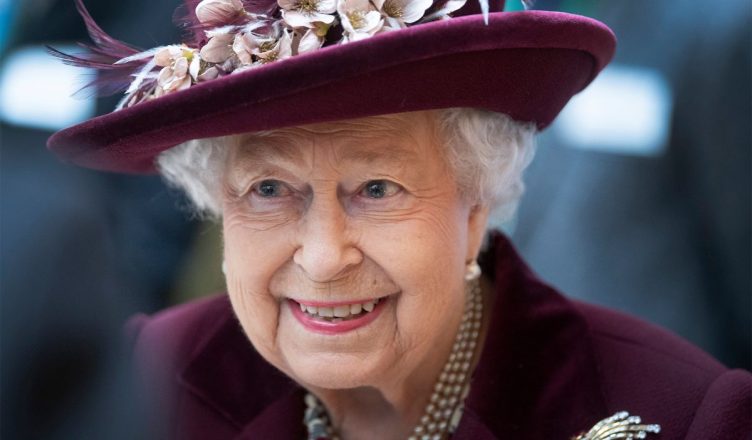 Coronavirus: ब्रिटेन की महारानी ने COVID-19 के डर से बकिंघम पैलेस छोड़ा