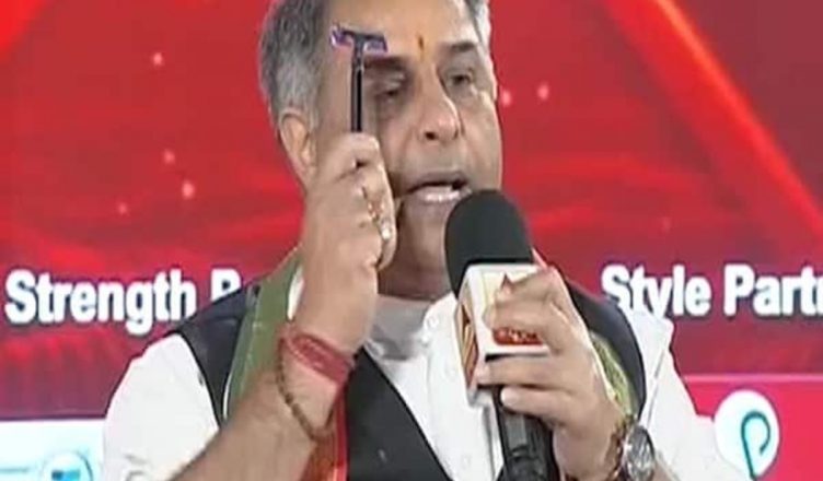 VIDEO: कांग्रेस के राजीव त्यागी ने टीवी बहस में जेब से निकाला रेजर, BJP प्रवक्ता से कहा- सर मुंडवा लो