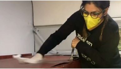 ट्रेन में सफर के दौरान Raveena Tandon ने पूरी सीट को किया साफ, देखें वायरल Video