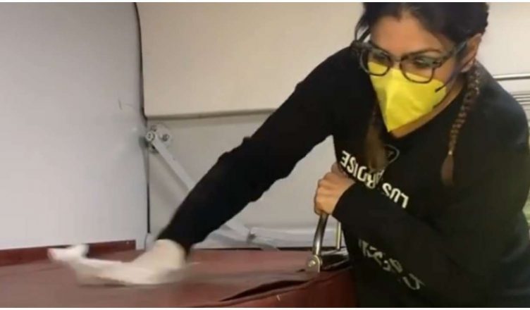 ट्रेन में सफर के दौरान Raveena Tandon ने पूरी सीट को किया साफ, देखें वायरल Video