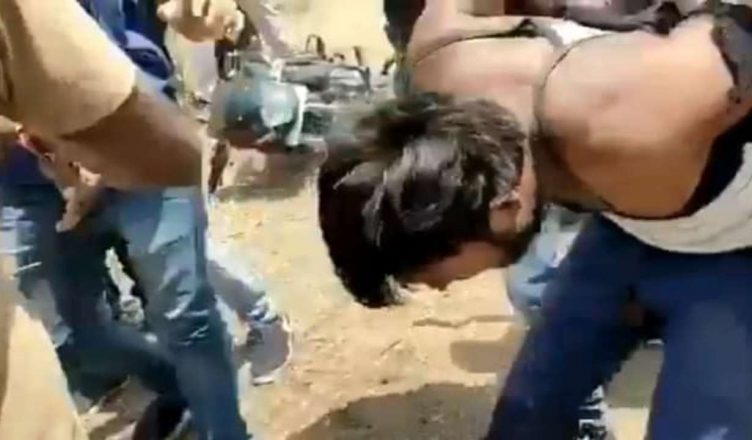Madhya Pradesh: देवास में सफाईकर्मी पर कई हमलावरों ने किया जानलेवा हमला, जिला अस्पताल में किया भर्ती, देखें Video