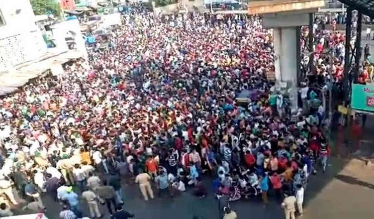 मुंबई: बांद्रा स्टेशन पर जमा हुए थे हजारों मजदूर, ट्रेन चलने की खबर दिखाने वाला टीवी पत्रकार गिरफ्तार