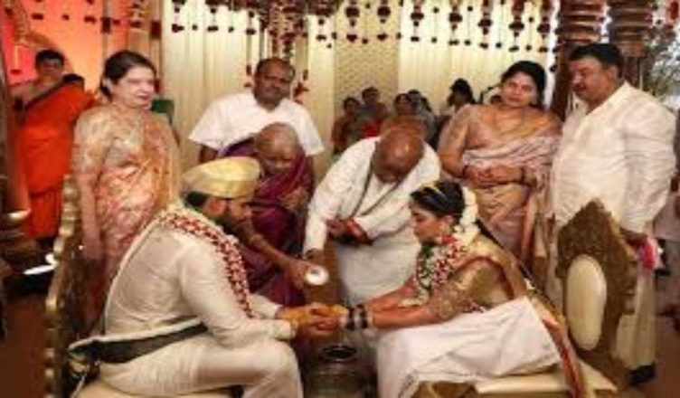 Lockdown के बीच कर्नाटक के पूर्व CM एचडी कुमारस्वामी ने की बेटे की भव्य शादी, न मास्क दिखा न सोशल डिस्टेंसिंग