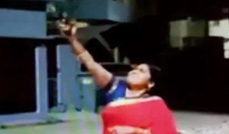 UP: कोरोना को भगाने के लिए बलरामपुर BJP महिला जिलाध्यक्ष ने की हवाई फायरिंग, VIDEO वायरल