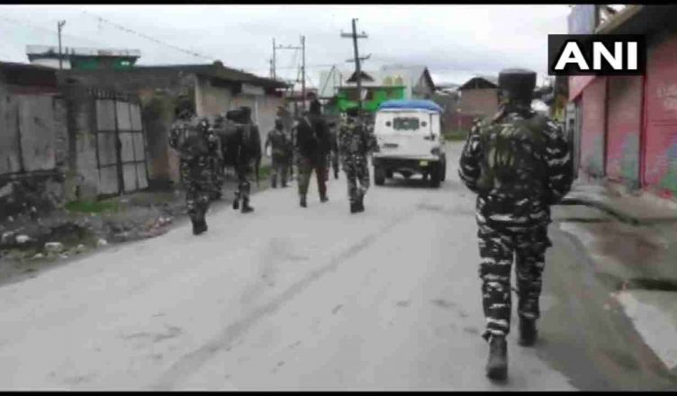 जम्मू एवं कश्मीर के सोपोर में भारतीय सेना और आतंकवादियों के बीच मुठभेड़ जारी, चारों तरफ से घिरे आतंकी