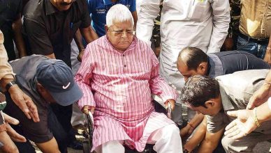 There was a huge crowd of people who met Lalu as soon as the election came