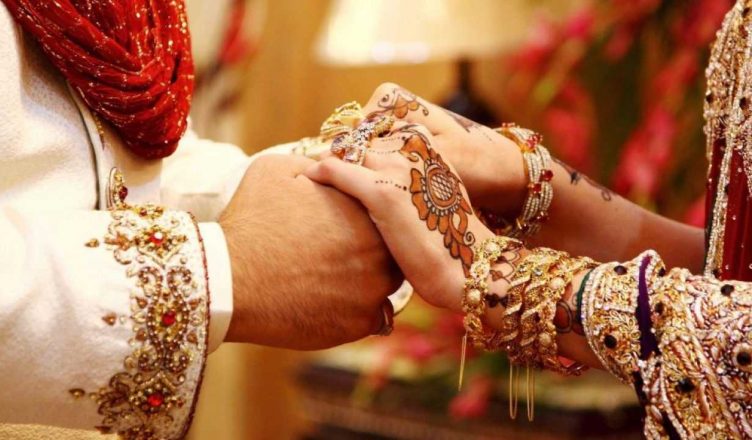 Uttar Pradesh: अलग धर्म के लोगों के बीच हुई शादी पर विवाद
