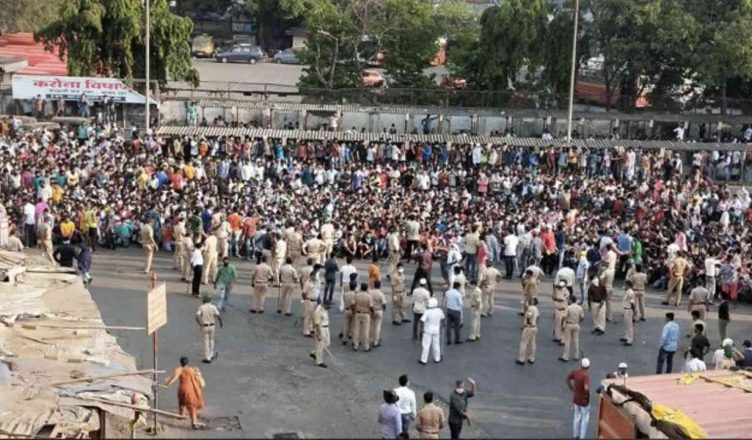 मुंबई: बांद्रा में उड़ी लॉकडाउन की धज्जियां, घर जाने के लिए जुटे हजारों प्रवासी मजदूर, पुलिस ने किया लाठीचार्ज
