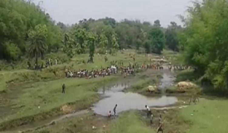 Jamtara: लॉकडाउन और सोशल डिस्टेंसिंग की उड़ी धज्जियां, मछली मारने के लिए जमा हुई भीड़