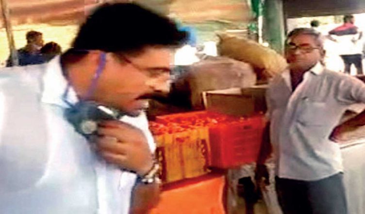 Rajkot: लॉकडाउन में गरीबों के लिए बन रहे खाने के स्थान पर BJP के विधायक ने थूका, वीडियो हुआ वायरल