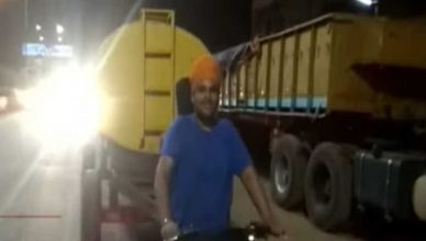 रायपुर: मजदूरों की प्यास बुझाने के लिए सिख युवकों ने दिखाया जज़्बा, बाइक से खींचकर ले गए पानी का टैंकर