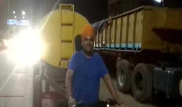रायपुर: मजदूरों की प्यास बुझाने के लिए सिख युवकों ने दिखाया जज़्बा, बाइक से खींचकर ले गए पानी का टैंकर