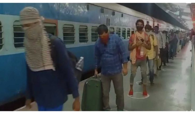 गुजरात से 715 रुपये रेल किराया देकर सीतामढ़ी पहुंचे 1200 प्रवासी श्रमिक, क्वारंटीन कैंप भेजे गए