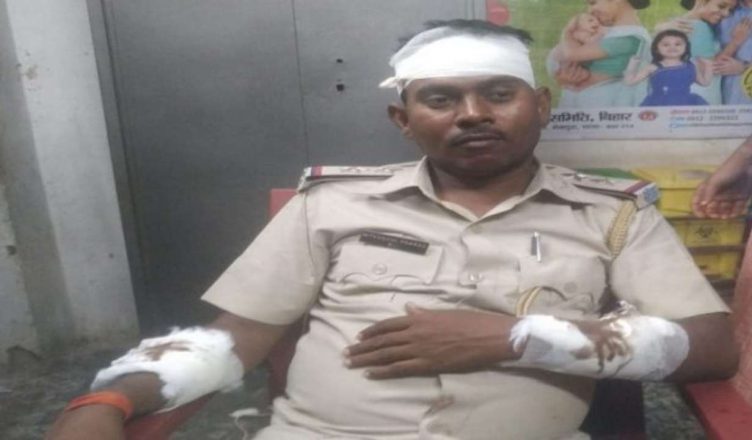 बिहार: शराब माफिया के घर रेड मारने गई पुलिस टीम पर हमला, SHO समेत 10 पुलिसकर्मी घायल