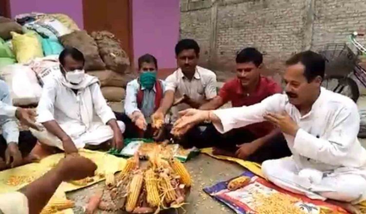 बिहार: एमएसपी न मिलने से खफा किसानों ने किया 'मक्का हवन', सरकार के खिलाफ लगाए 'स्वाहा' के नारे