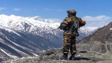 LAC पर भारत-चीन के बीच तनाव बढ़ा, झड़प में इंडियन आर्मी के एक अफसर और दो जवान शहीद