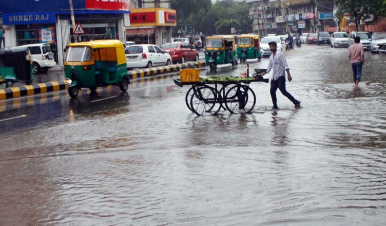 गुजरात: आधे घंटे की बारिश में ही डूबा राजकोट का गोंडल शहर, देखें वीडियो