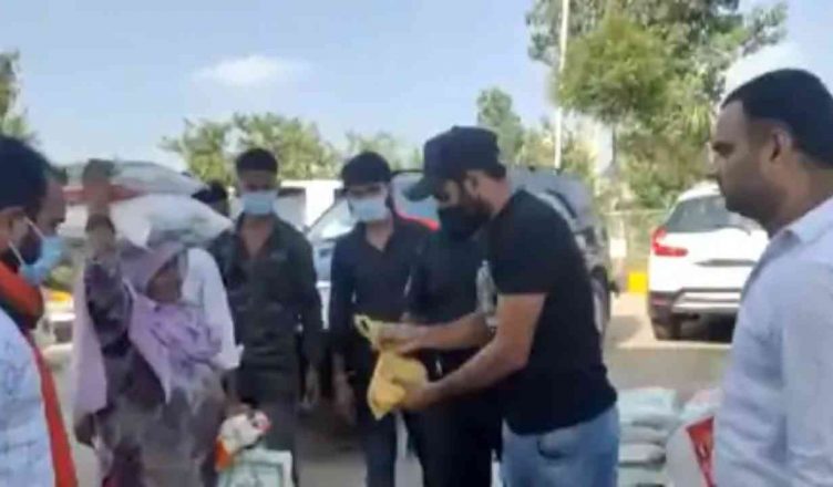 Mohammad shami distributes food to migrants