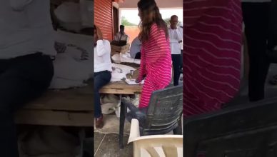 हरियाणा: बीजेपी नेता और टिकटॉक स्टार सोनाली फोगाट ने मंडी कमेटी के सचिव की चप्पल से की पिटाई, देखें VIDEO