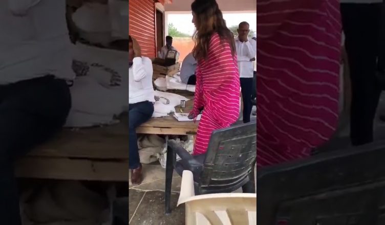 हरियाणा: बीजेपी नेता और टिकटॉक स्टार सोनाली फोगाट ने मंडी कमेटी के सचिव की चप्पल से की पिटाई, देखें VIDEO