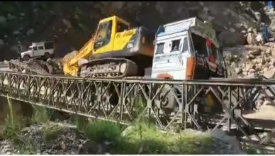 VIDEO: चीन बॉर्डर पर रोड प्रोजेक्ट के लिए भारी मशीन ले जा रहा था ट्रक, पुल टूटने से खाई में समाया