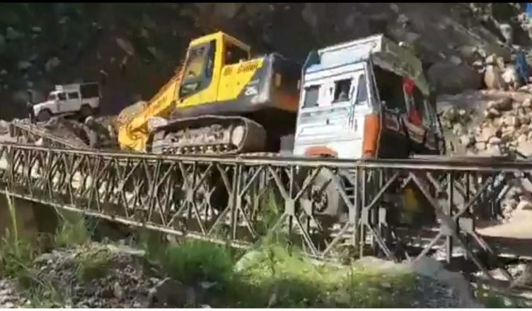 VIDEO: चीन बॉर्डर पर रोड प्रोजेक्ट के लिए भारी मशीन ले जा रहा था ट्रक, पुल टूटने से खाई में समाया
