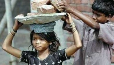 कोरोना के चलते 21 फीसदी परिवार बच्चों से मजदूरी करवाने को मजबूर, बच्चों की तस्करी भी बढ़ी: रिपोर्ट