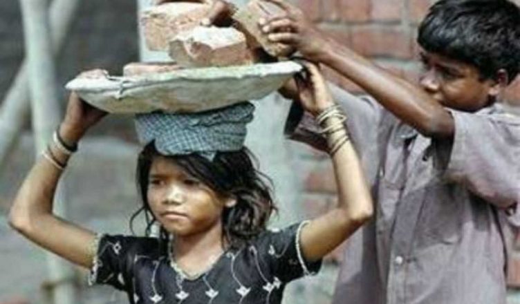 कोरोना के चलते 21 फीसदी परिवार बच्चों से मजदूरी करवाने को मजबूर, बच्चों की तस्करी भी बढ़ी: रिपोर्ट