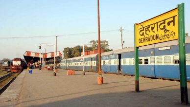 स्टेशनों के नाम कैसे और किन भाषाओं में लिखने हैं, भारतीय रेलवे यह कैसे तय करता है?