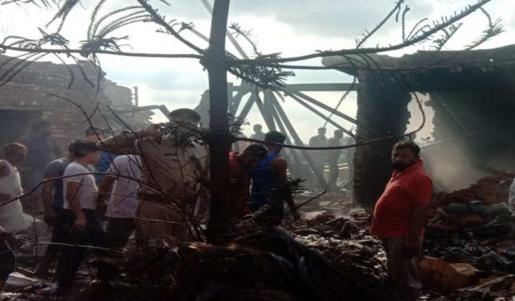 Ghaziabad: मोदीनगर की फैक्ट्री में जोरदार धमाके के साथ लगी आग, आठ की मौत