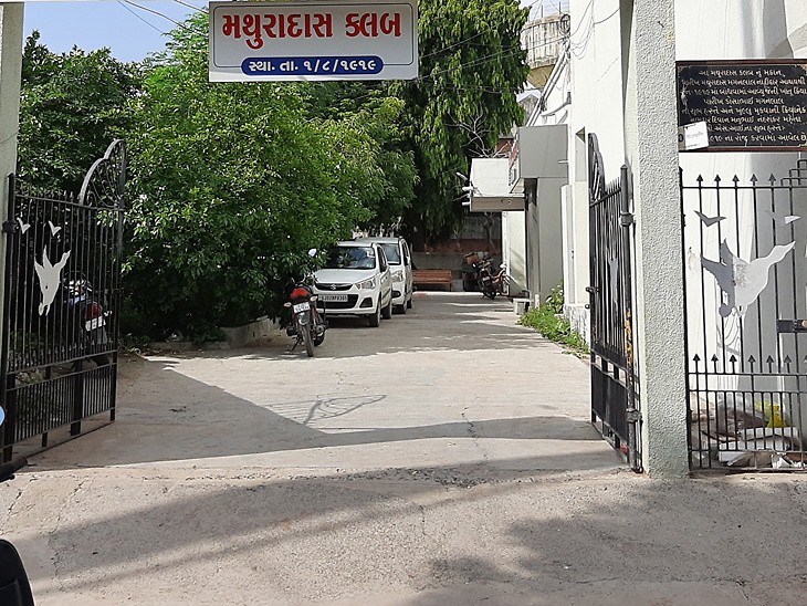 Gujarat: परेश रावल के भाई क्लब में चला रहे थे जुआघर, पुलिस ने हिमांशु रावल समेत 20 जुआरियों को दबोचा