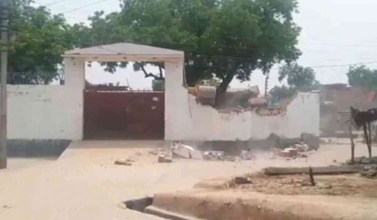 Up governments demolished vikas dubey house from jcb machine