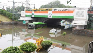 दिल्ली: भारी बारिश से हुए जलभराव में डूबने से टेम्पो चालक की मौत, कई झुग्गियों को बहा ले गया नाला
