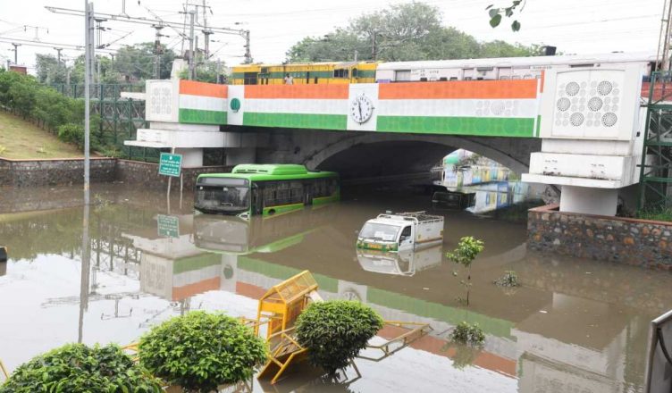 दिल्ली: भारी बारिश से हुए जलभराव में डूबने से टेम्पो चालक की मौत, कई झुग्गियों को बहा ले गया नाला