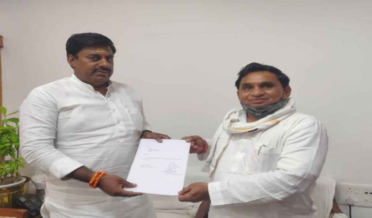 Madhya Pradesh: कांग्रेस को एक और झटका, मांधाता से पार्टी के विधायक नारायण पटेल ने दिया इस्तीफा