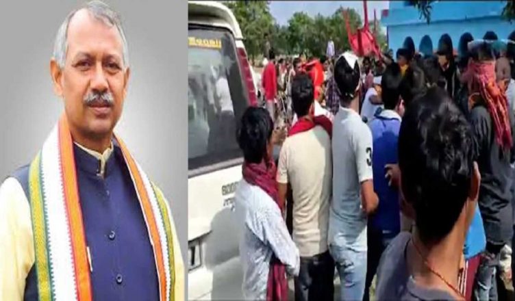 बिहार: बाढ़ पीड़ितों से मिलने पहुंचे BJP सांसद, जमकर चले लात-घूंसे