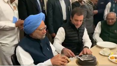 Fact Check : मनमोहन सिंह और राहुल गांधी के केक काटते इस वीडियो के साथ किये जा रहे दावे का क्या है सच?