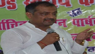Bihar polls 2020: जेडीयू के पूर्व मंत्री मनोज कुशवाहा को टिकट मिलने पर बाहरी बताकर हुआ विरोध, लौटाना पड़ा सिंबल