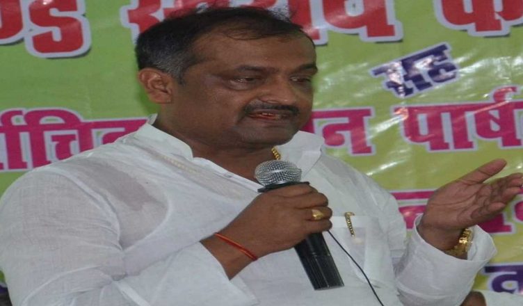 Bihar polls 2020: जेडीयू के पूर्व मंत्री मनोज कुशवाहा को टिकट मिलने पर बाहरी बताकर हुआ विरोध, लौटाना पड़ा सिंबल