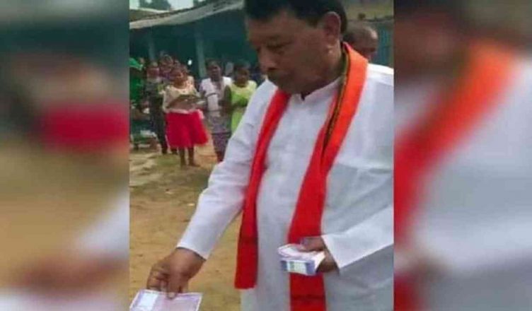 BJP minister Bisahulal was seen distributing notes to the public