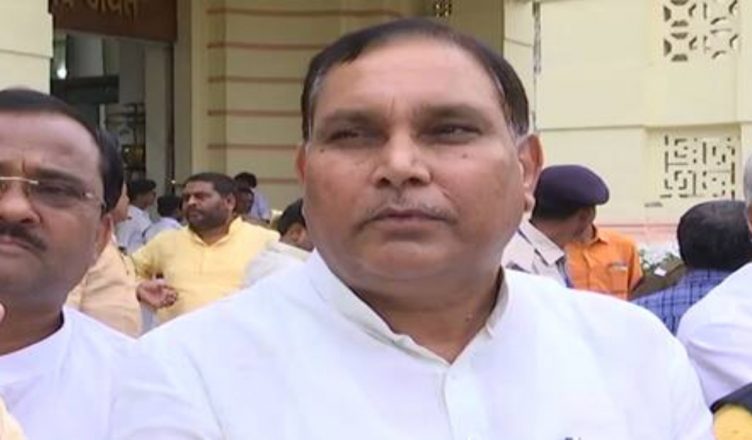 Bihar Polls 2020: वोट मांगने गए सीएम नीतीश कुमार के मंत्री को लोगों ने दी गंदी-गंदी गाली, खदेड़ कर रख दिया