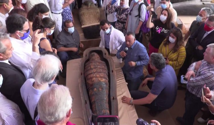 Viral Video: मिस्र में खोला गया 2,500 साल पुराने ममी का ताबूत, देखें वीडियो