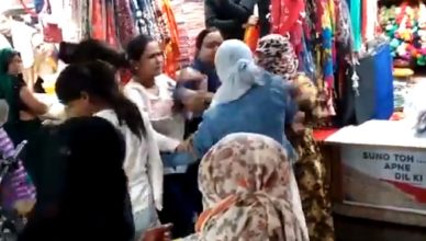 Uttar Pradesh: आंटी जी कहने पर महिला ने लड़की को बाल पकड़कर पीटा, देखें Video