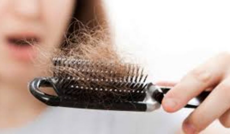 बालों के झड़ने से हैं परेशान तो इस्तेमाल करें खुद का बनाया नेचुरल हेयर सीरम, ये है आसान तरीका
