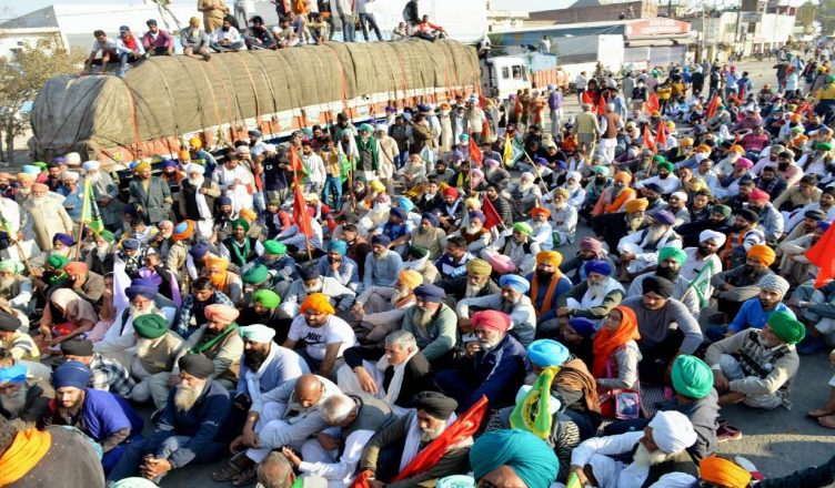 Farmers Protest: दिल्ली की सीमाओं पर किसानों का प्रदर्शन 15वें दिन जारी, आंदोलन तेज करने का एलान